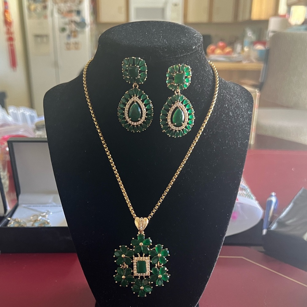 Women Beautiful Gold and Green Fashion Jewelry Sets Floral Pendant Necklace